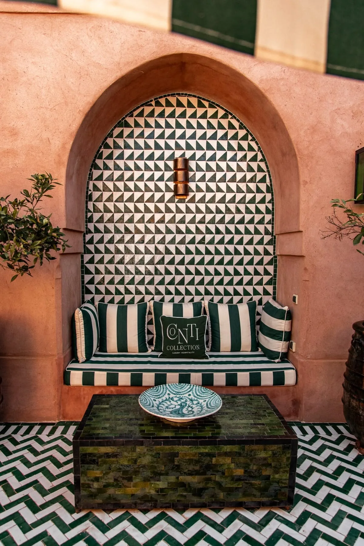 Arlequín verde con cintillas blanco y verde